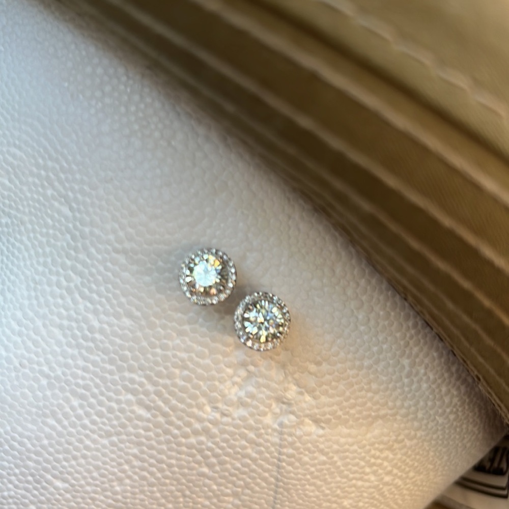 S Beautiful 925 Sterling Silver 1 Carat Sparkling Moissanite Earrings. — image 3 of 7